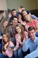 grupo de adolescentes felizes na escola foto