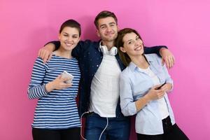 grupo de amigos se diverte e dança enquanto usa um celular e fones de ouvido foto