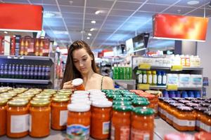 jovem mulher às compras foto