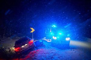 acidente de carro na estrada escorregadia de inverno à noite foto