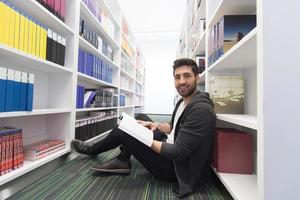 estudante estuda na biblioteca da escola foto