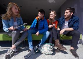 grupo de alunos em pé juntos como equipe foto