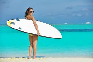 linda mulher relaxar na praia tropical foto