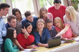 grupo de adolescentes felizes na escola foto