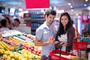 casal de compras em um supermercado foto