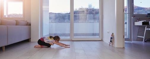 menina educação online aula de balé em casa foto