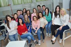 grupo de adolescentes felizes na escola foto