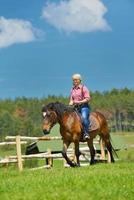 mulher feliz a cavalo foto