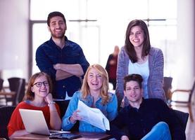 grupo de alunos em pé juntos como equipe foto