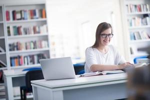 aluna estuda na biblioteca da escola foto