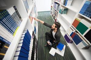 estudante estuda na biblioteca da escola foto