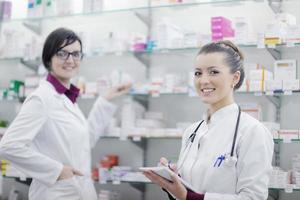 equipe de farmacêutico químico mulher na farmácia farmácia foto