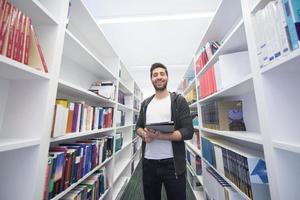 estudante com tablet na biblioteca foto