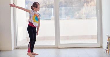 menina educação online aula de balé em casa foto