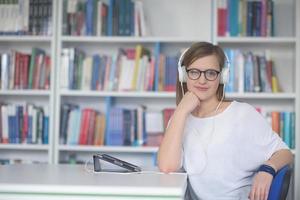 estudante na biblioteca foto