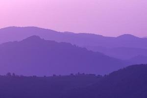 paisagem de verão roxo ultravioleta foto