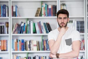 estudante estuda na biblioteca da escola foto