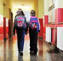 grupo de crianças felizes na escola foto