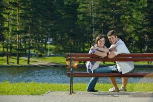 casal jovem romântico apaixonado juntos ao ar livre foto