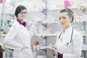 equipe de farmacêutico químico mulher na farmácia farmácia foto