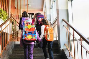 grupo de crianças felizes na escola foto