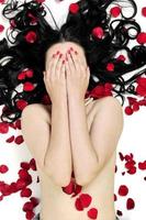bela jovem nua com rosas isoladas em branco foto