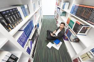 estudante estuda na biblioteca da escola foto