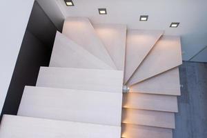 Suécia, 2022 - interior elegante com escadas de madeira foto