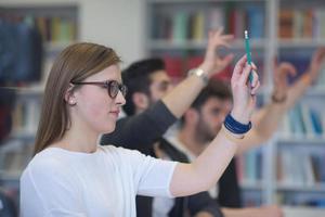 grupo de alunos levanta as mãos foto