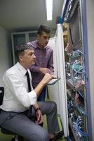engenheiros de rede na sala do servidor foto
