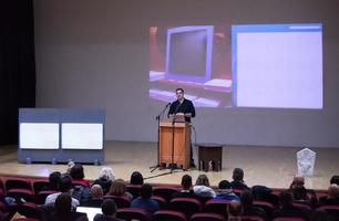 empresário dando apresentações na sala de conferências foto