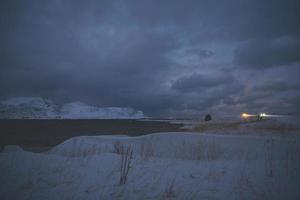costa da noruega no inverno com neve mau tempo nublado foto