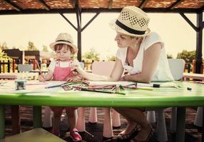 mãe e filha desenhando fotos coloridas