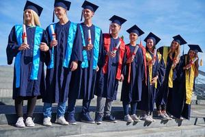 grupo de estudantes jovens graduados foto