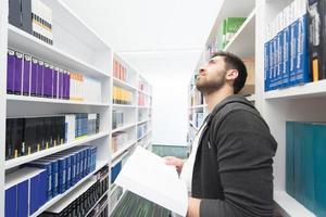 estudante estuda na biblioteca da escola foto