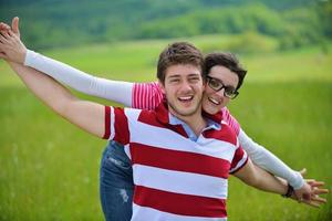 casal jovem romântico apaixonado juntos ao ar livre foto