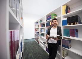 estudante estuda na biblioteca da escola foto