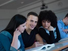 alunos estudo em grupo foto