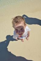 criança feliz na praia foto