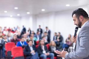 empresário dando apresentações na sala de conferências foto