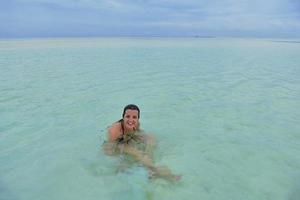 mulher feliz aproveite o horário de verão foto