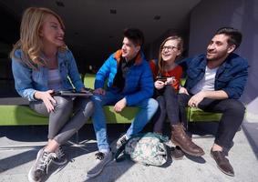 grupo de alunos em pé juntos como equipe foto