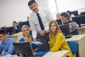 alunos com professor em sala de aula de laboratório de informática foto