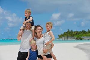 família feliz de férias foto