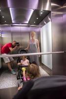 família feliz no elevador foto