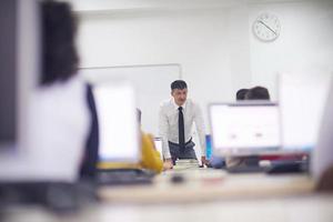 alunos com professor em sala de aula de laboratório de informática foto