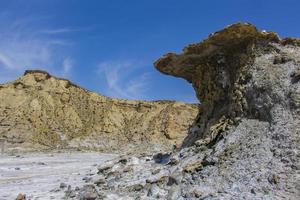 salina no deserto, montanha no deserto de tavernas, rochas no deserto de almeria, região da andaluzia, espanha foto