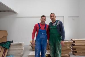 retrato de trabalhadores e construtores com uniforme sujo no apartamento foto