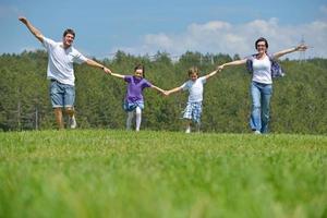 feliz jovem família se divertir ao ar livre foto