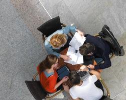 grupo de alunos trabalhando juntos no projeto da escola foto